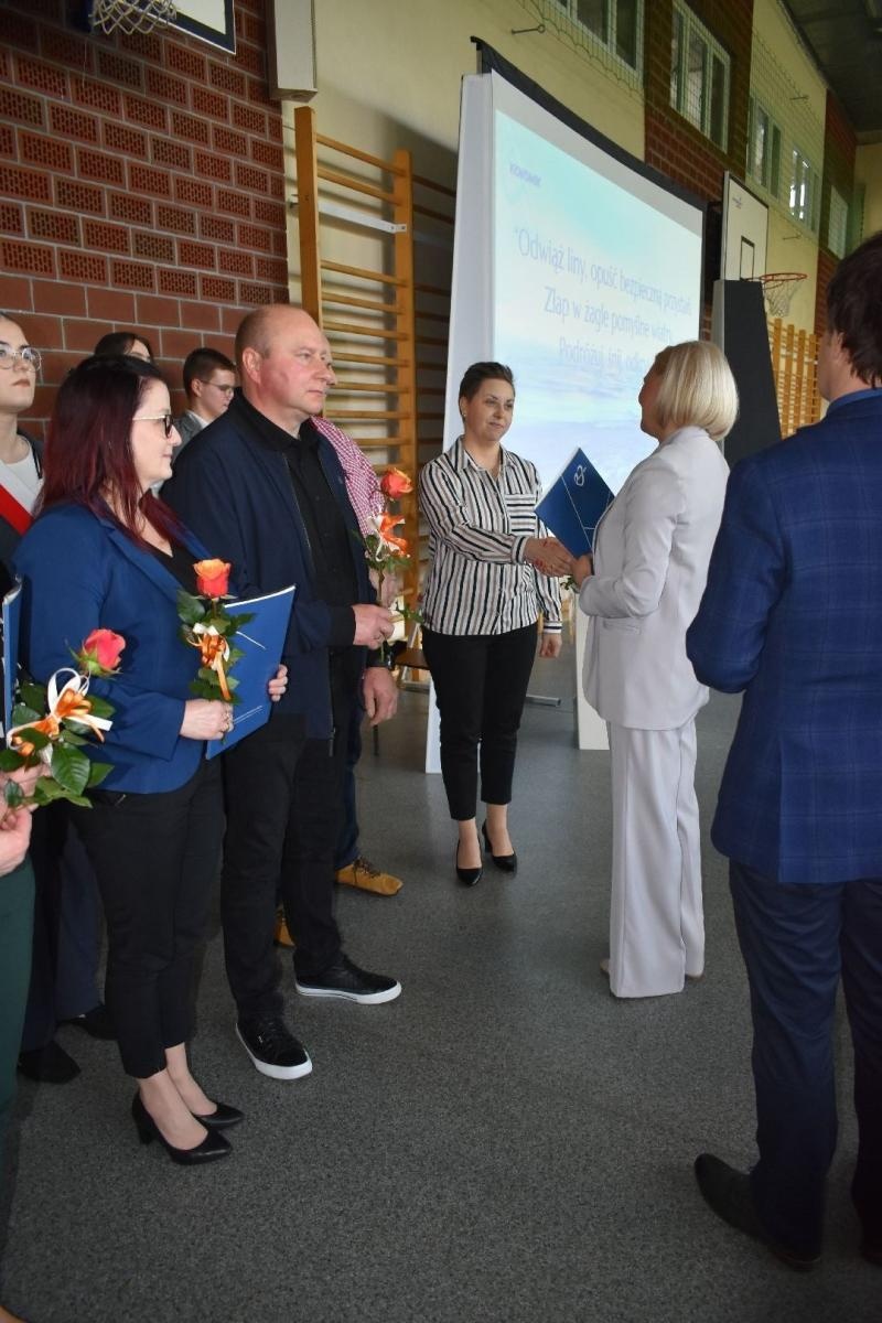 Zdjęcie w galerii na portalu naszwodzislaw.com: Maturzyści powiatowych szkół odebrali świadectwa [FOTO] wiadomości z regionu