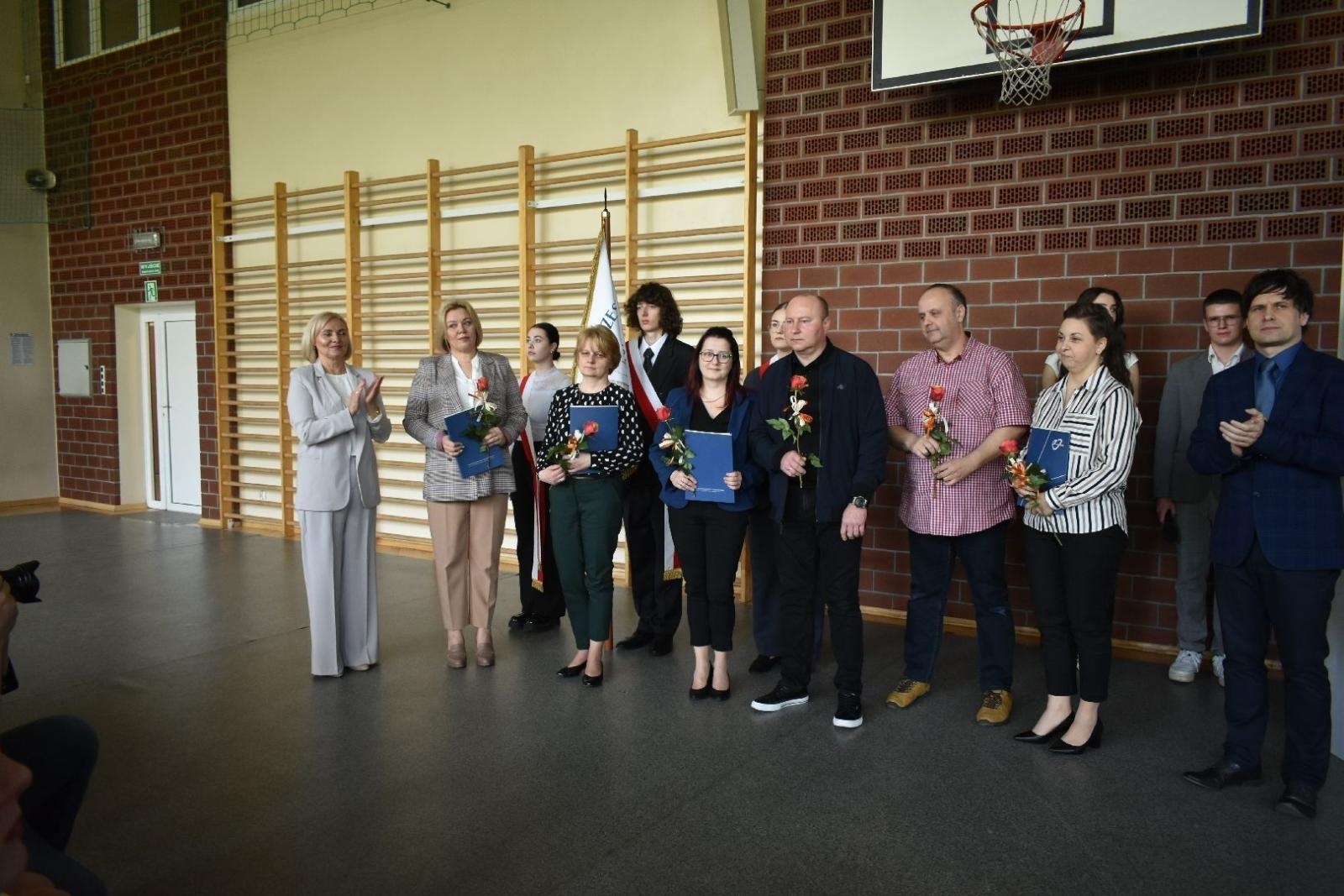 Zdjęcie w galerii na portalu naszwodzislaw.com: Maturzyści powiatowych szkół odebrali świadectwa [FOTO] wiadomości z regionu