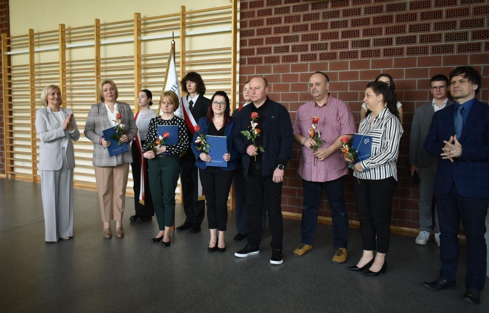 Zdjęcie w galerii na portalu naszwodzislaw.com: Maturzyści powiatowych szkół odebrali świadectwa [FOTO] wiadomości z regionu