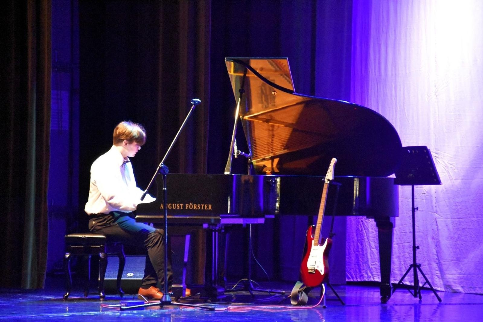 Zdjęcie w galerii na portalu naszwodzislaw.com: Maturzyści powiatowych szkół odebrali świadectwa [FOTO] wiadomości z regionu