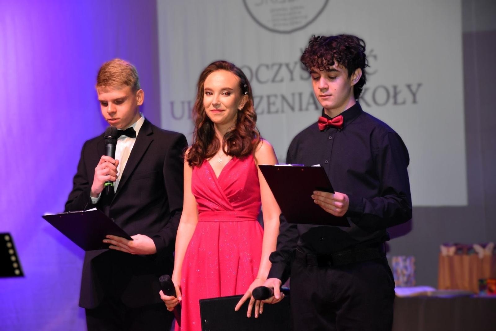 Zdjęcie w galerii na portalu naszwodzislaw.com: Maturzyści powiatowych szkół odebrali świadectwa [FOTO] wiadomości z regionu