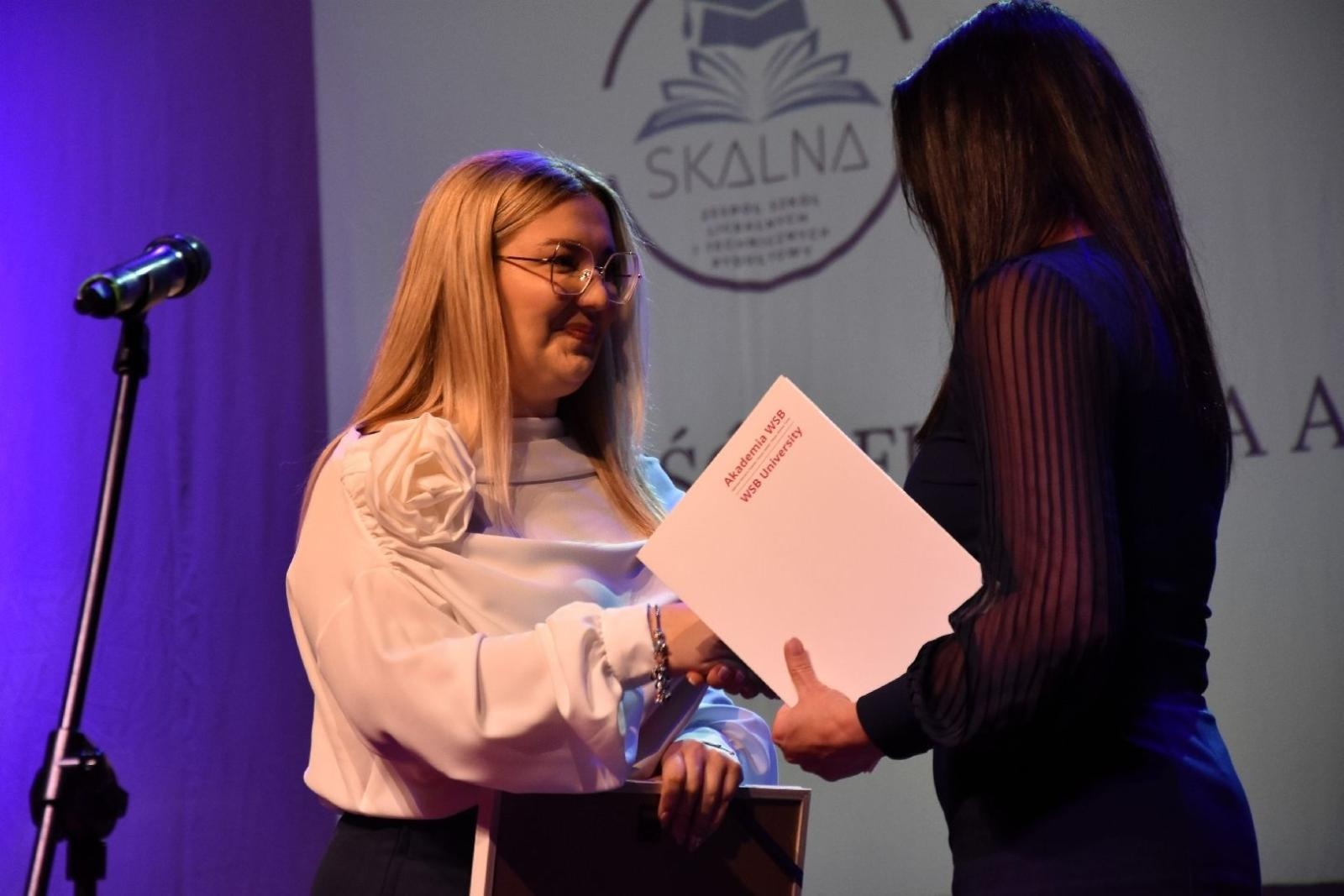 Zdjęcie w galerii na portalu naszwodzislaw.com: Maturzyści powiatowych szkół odebrali świadectwa [FOTO] wiadomości z regionu