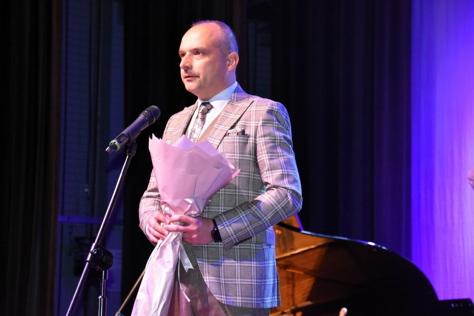 Zdjęcie w galerii na portalu naszwodzislaw.com: Maturzyści powiatowych szkół odebrali świadectwa [FOTO] wiadomości z regionu