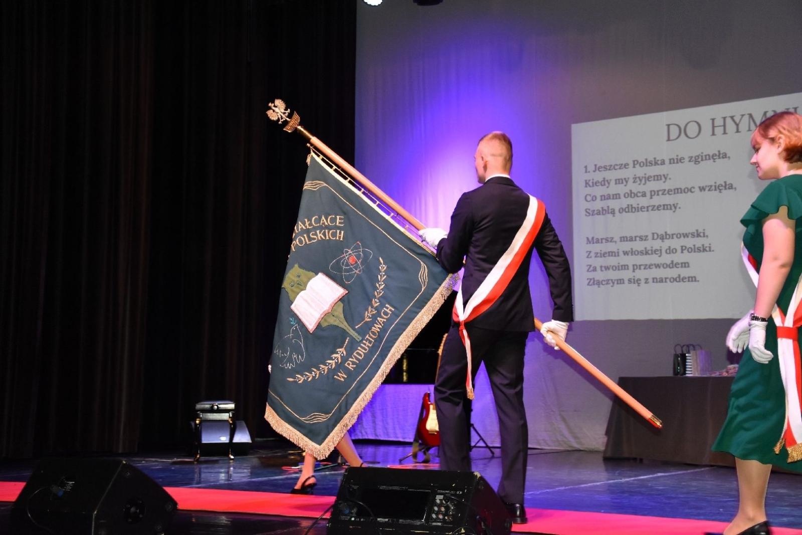 Zdjęcie w galerii na portalu naszwodzislaw.com: Maturzyści powiatowych szkół odebrali świadectwa [FOTO] wiadomości z regionu