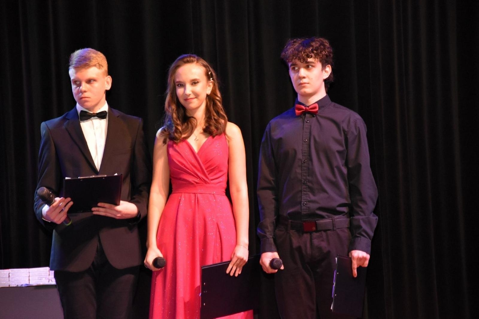 Zdjęcie w galerii na portalu naszwodzislaw.com: Maturzyści powiatowych szkół odebrali świadectwa [FOTO] wiadomości z regionu