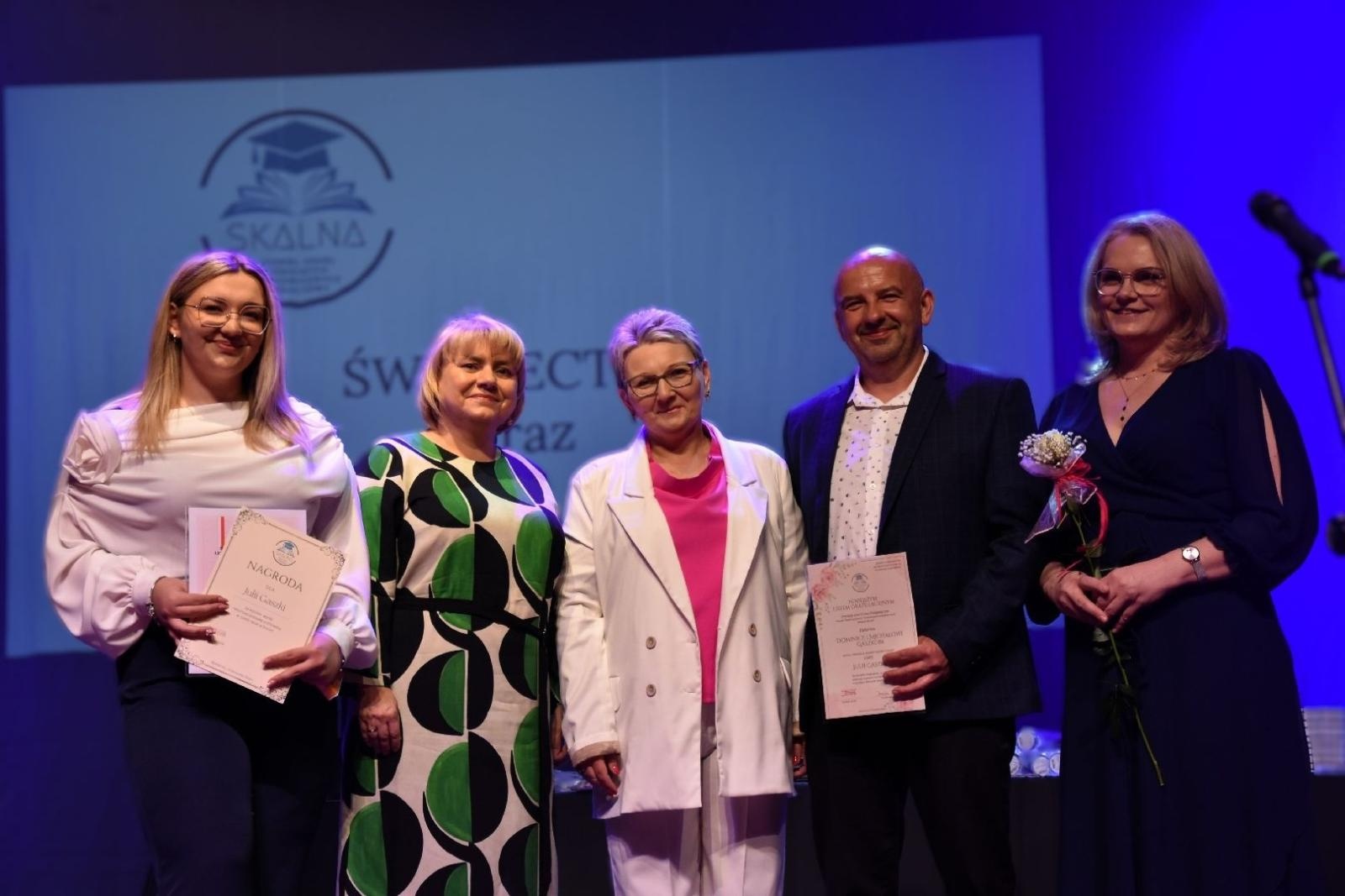 Zdjęcie w galerii na portalu naszwodzislaw.com: Maturzyści powiatowych szkół odebrali świadectwa [FOTO] wiadomości z regionu