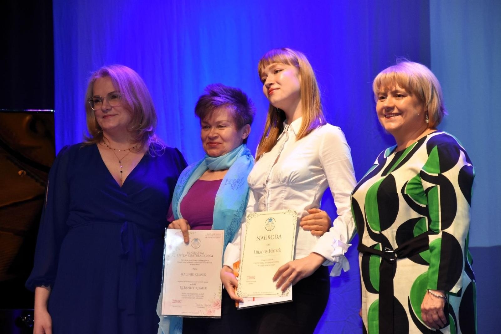 Zdjęcie w galerii na portalu naszwodzislaw.com: Maturzyści powiatowych szkół odebrali świadectwa [FOTO] wiadomości z regionu