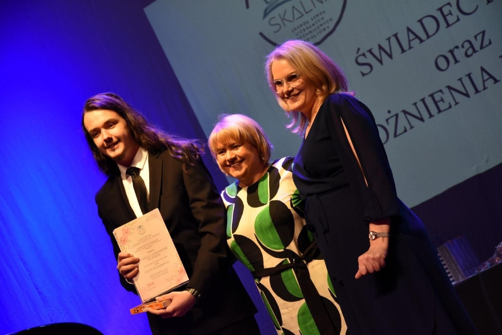 Zdjęcie w galerii na portalu naszwodzislaw.com: Maturzyści powiatowych szkół odebrali świadectwa [FOTO] wiadomości z regionu