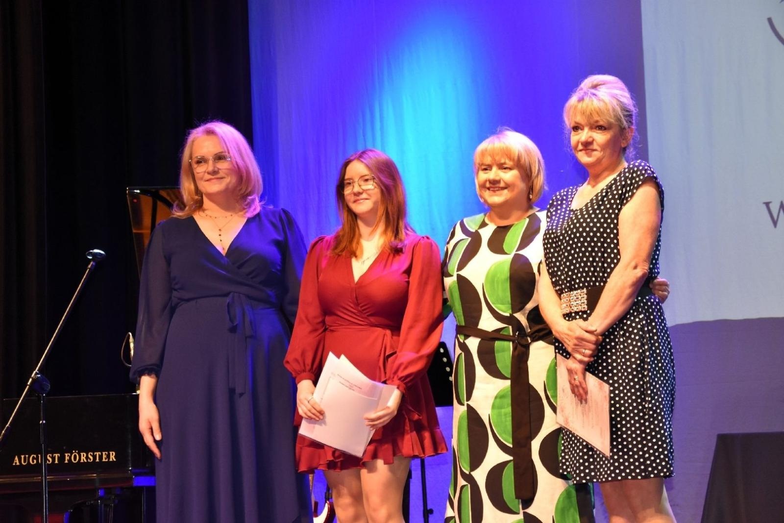 Zdjęcie w galerii na portalu naszwodzislaw.com: Maturzyści powiatowych szkół odebrali świadectwa [FOTO] wiadomości z regionu