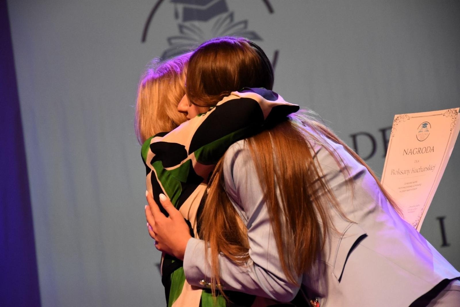 Zdjęcie w galerii na portalu naszwodzislaw.com: Maturzyści powiatowych szkół odebrali świadectwa [FOTO] wiadomości z regionu