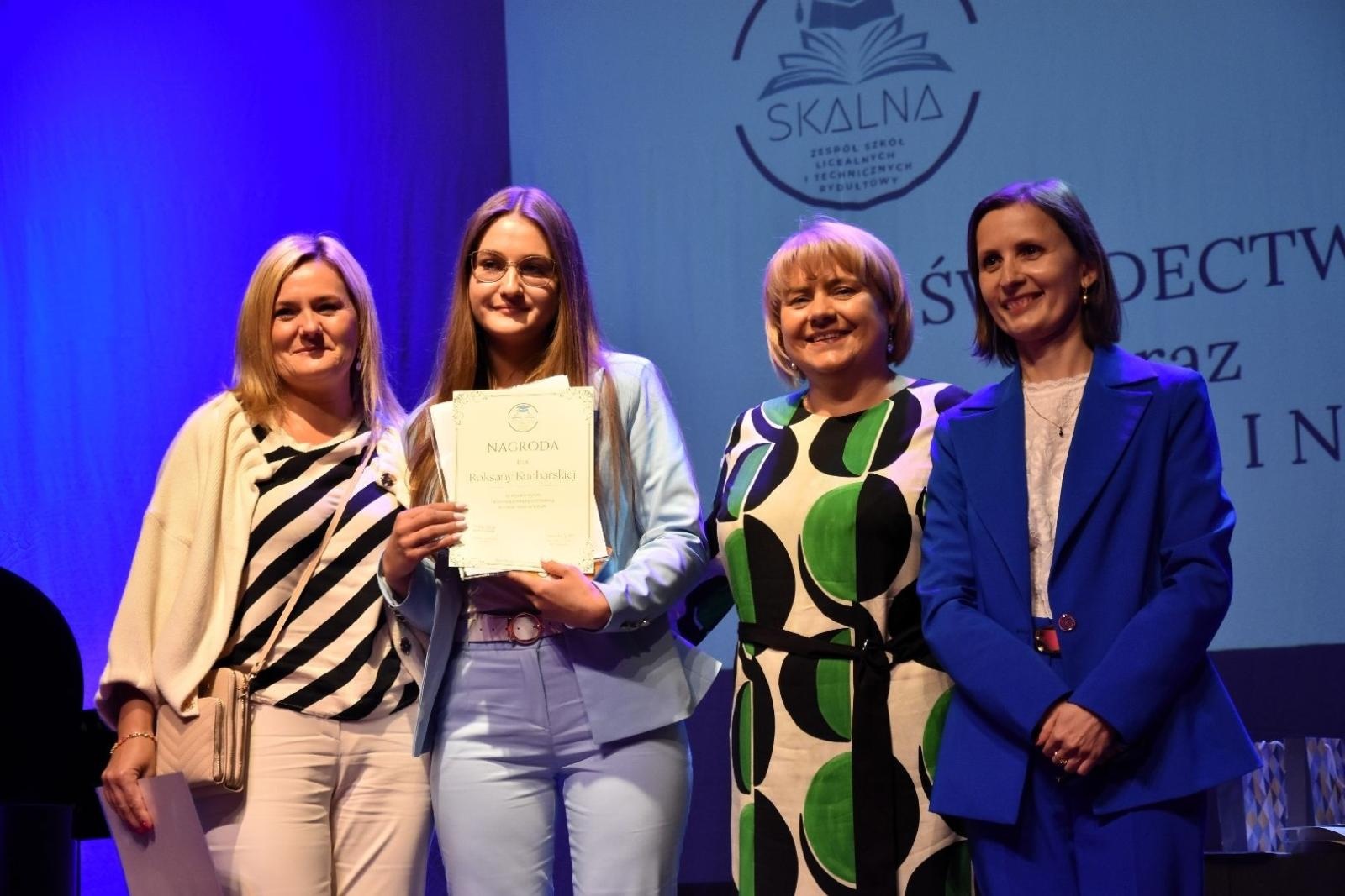 Zdjęcie w galerii na portalu naszwodzislaw.com: Maturzyści powiatowych szkół odebrali świadectwa [FOTO] wiadomości z regionu