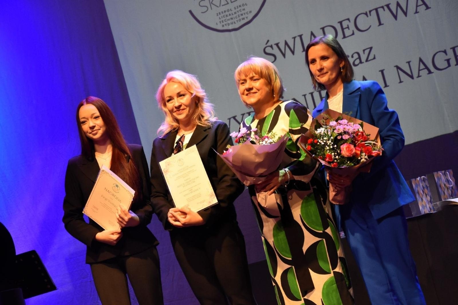 Zdjęcie w galerii na portalu naszwodzislaw.com: Maturzyści powiatowych szkół odebrali świadectwa [FOTO] wiadomości z regionu