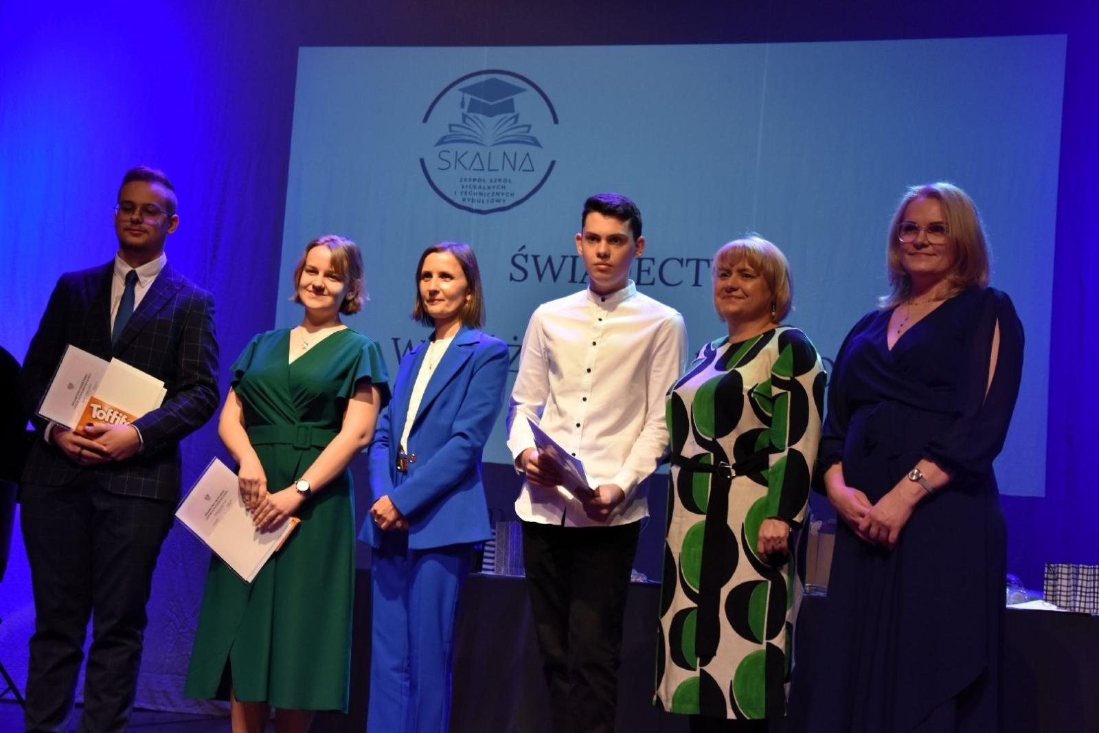 Zdjęcie w galerii na portalu naszwodzislaw.com: Maturzyści powiatowych szkół odebrali świadectwa [FOTO] wiadomości z regionu