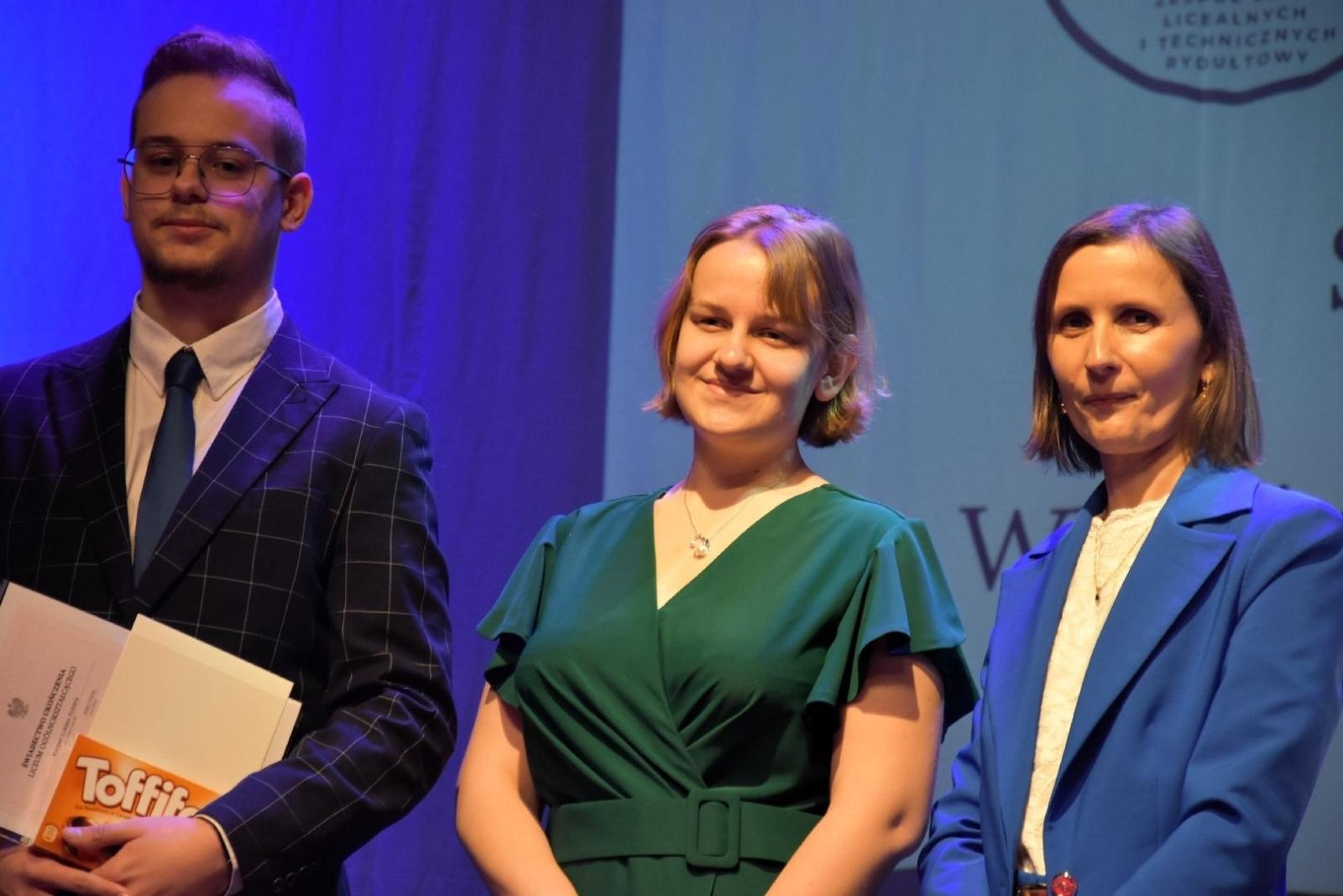 Zdjęcie w galerii na portalu naszwodzislaw.com: Maturzyści powiatowych szkół odebrali świadectwa [FOTO] wiadomości z regionu