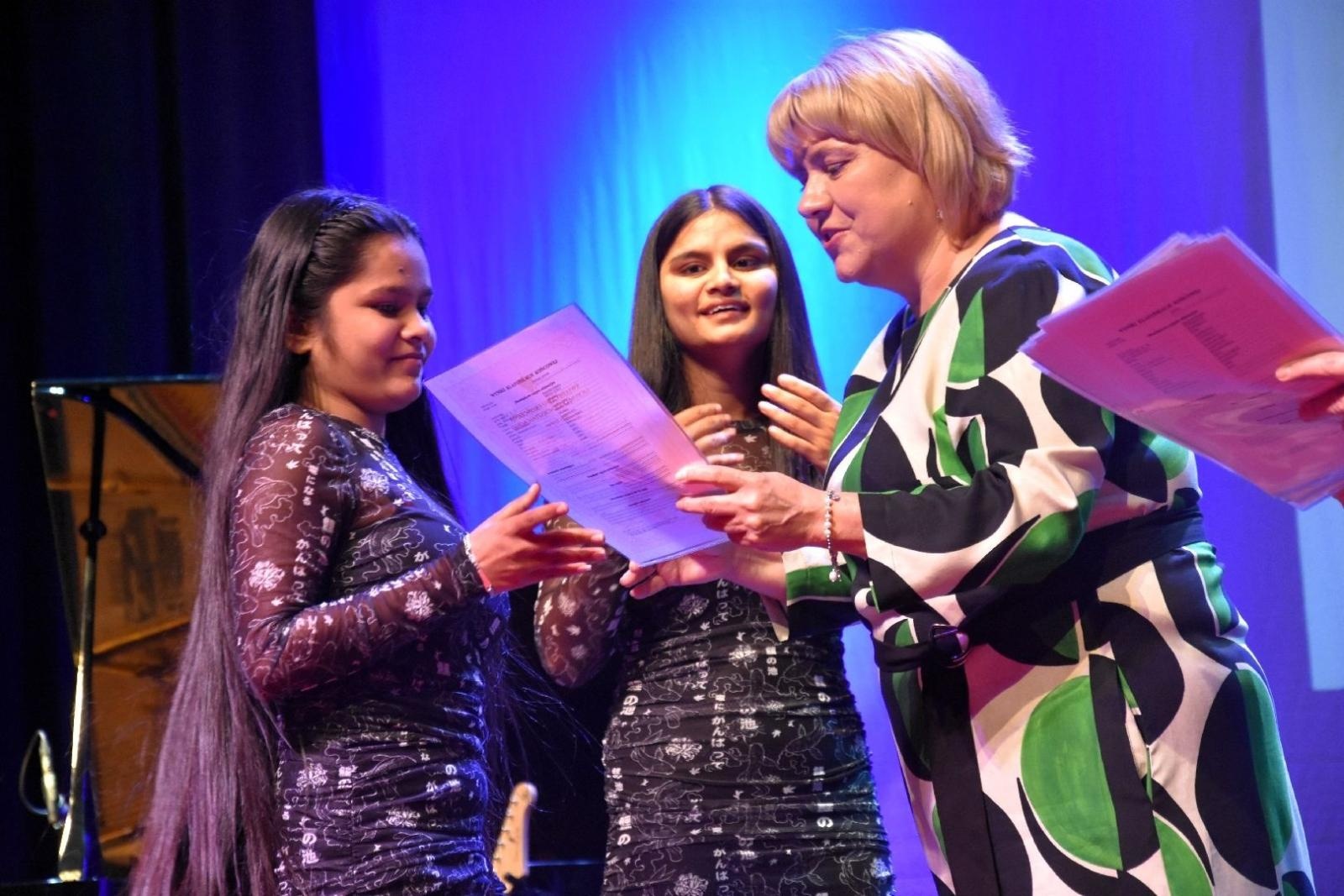 Zdjęcie w galerii na portalu naszwodzislaw.com: Maturzyści powiatowych szkół odebrali świadectwa [FOTO] wiadomości z regionu