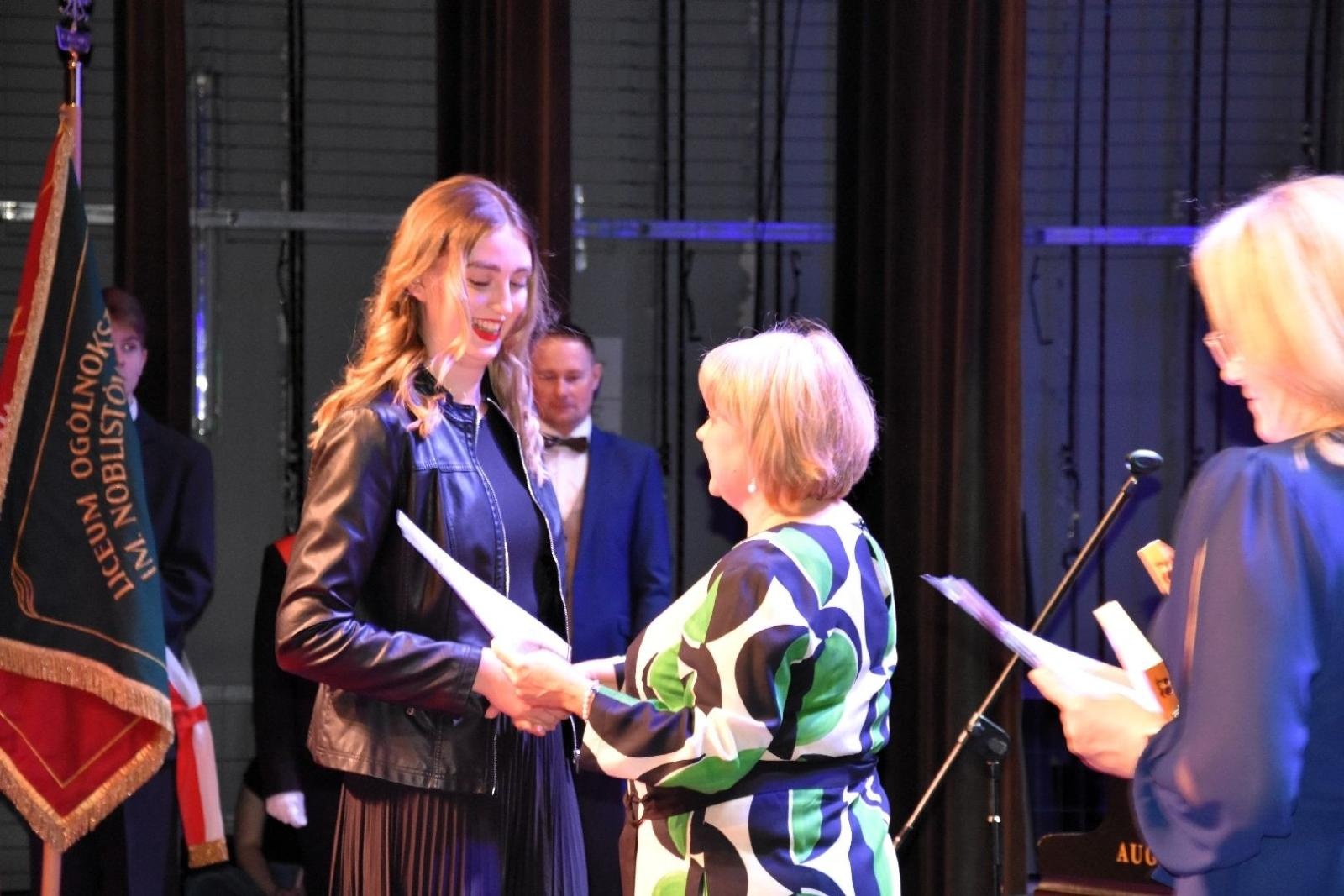 Zdjęcie w galerii na portalu naszwodzislaw.com: Maturzyści powiatowych szkół odebrali świadectwa [FOTO] wiadomości z regionu