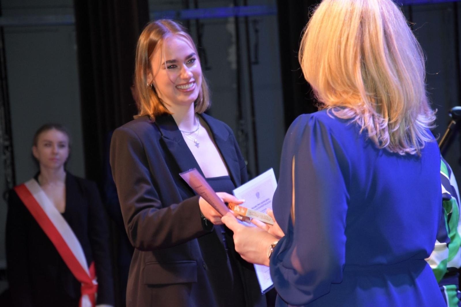 Zdjęcie w galerii na portalu naszwodzislaw.com: Maturzyści powiatowych szkół odebrali świadectwa [FOTO] wiadomości z regionu