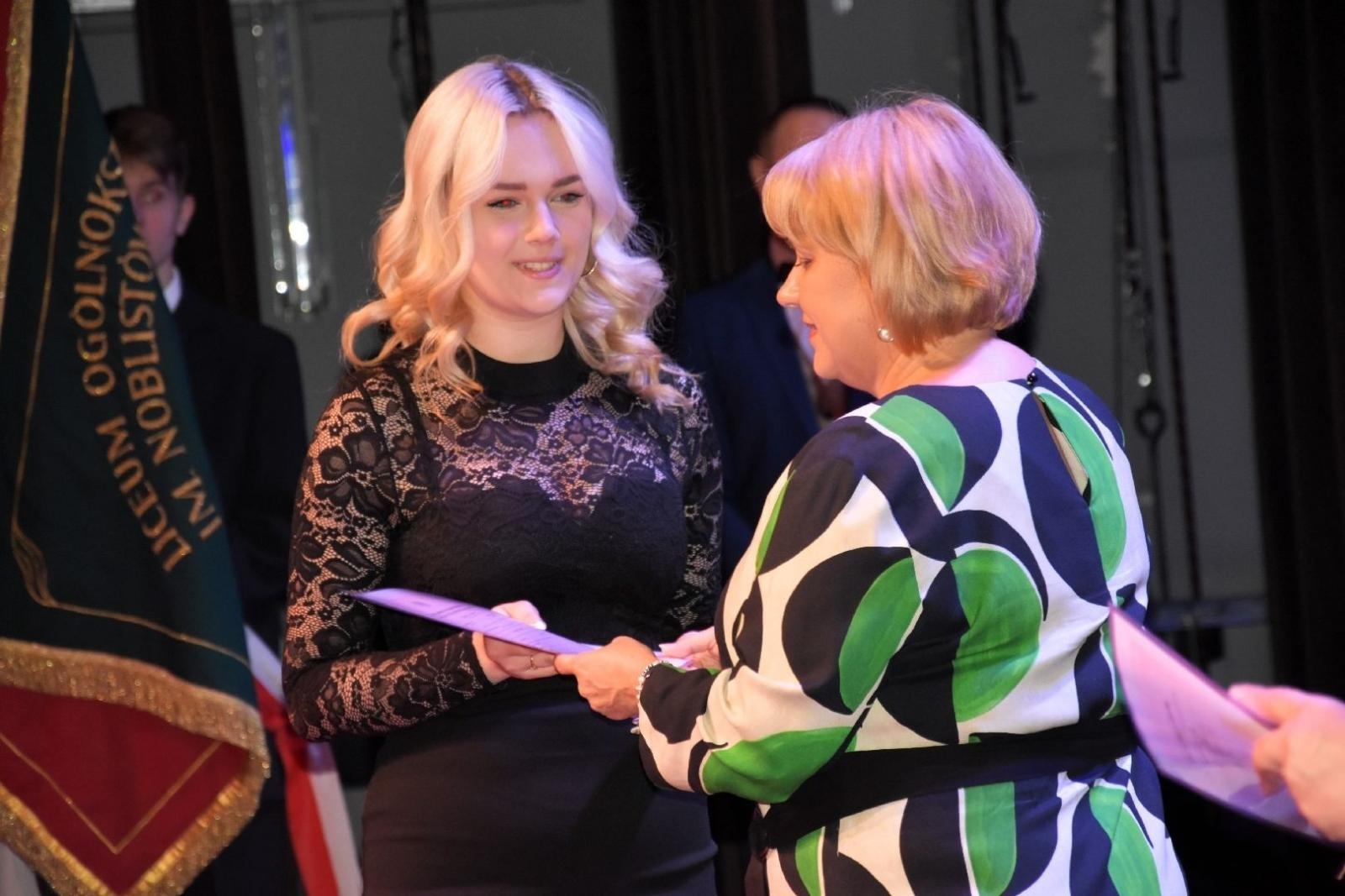 Zdjęcie w galerii na portalu naszwodzislaw.com: Maturzyści powiatowych szkół odebrali świadectwa [FOTO] wiadomości z regionu