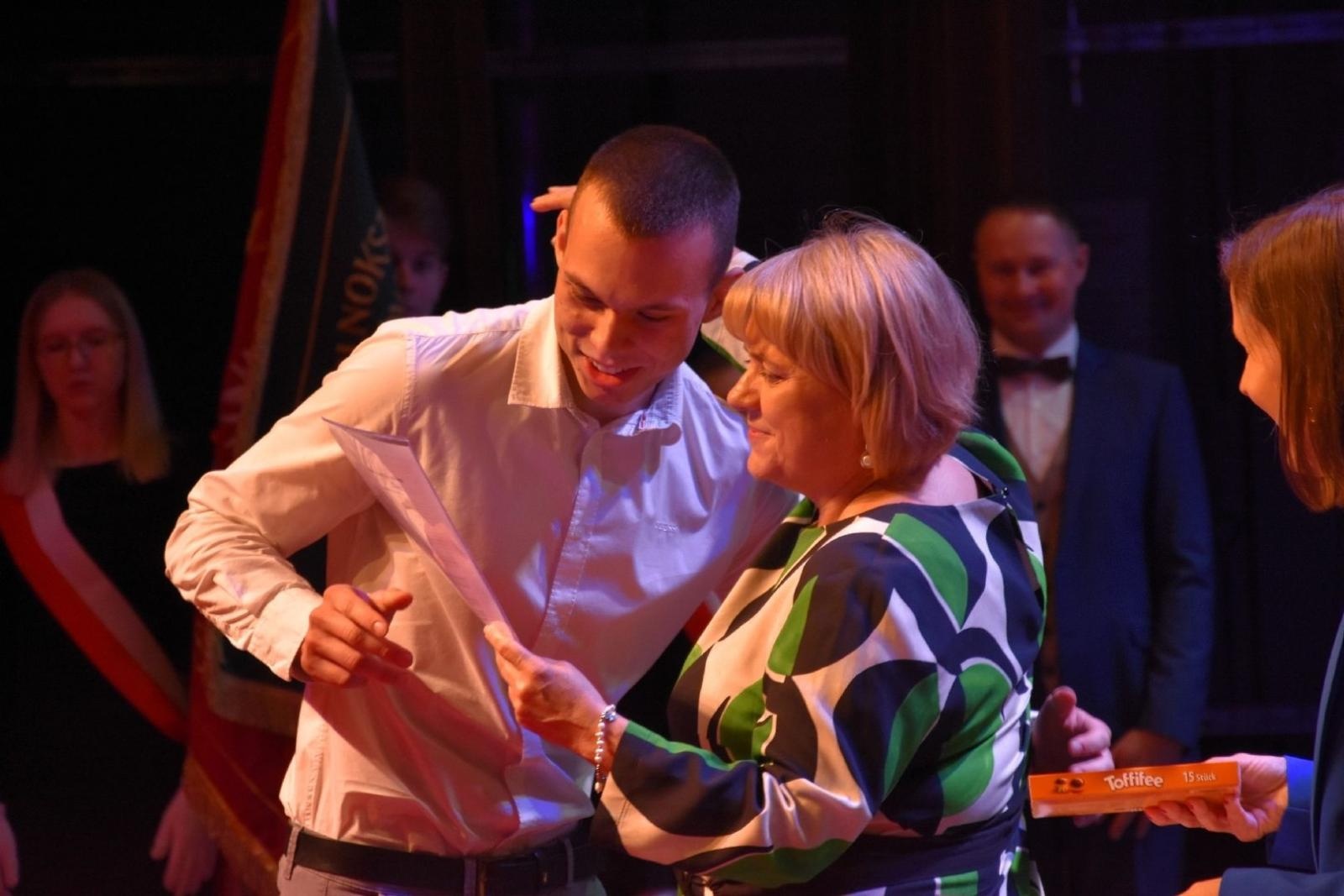 Zdjęcie w galerii na portalu naszwodzislaw.com: Maturzyści powiatowych szkół odebrali świadectwa [FOTO] wiadomości z regionu