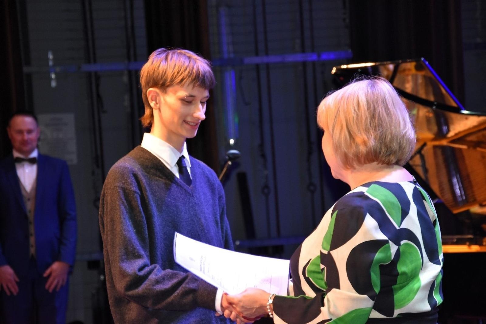 Zdjęcie w galerii na portalu naszwodzislaw.com: Maturzyści powiatowych szkół odebrali świadectwa [FOTO] wiadomości z regionu