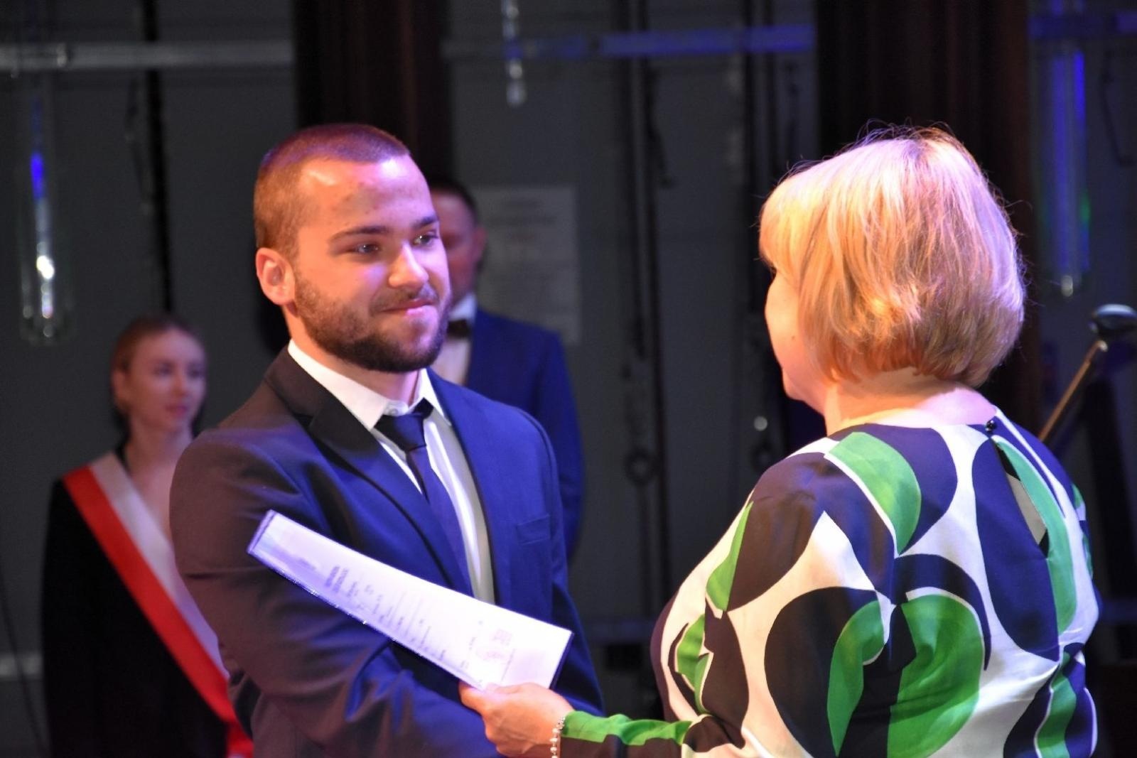 Zdjęcie w galerii na portalu naszwodzislaw.com: Maturzyści powiatowych szkół odebrali świadectwa [FOTO] wiadomości z regionu