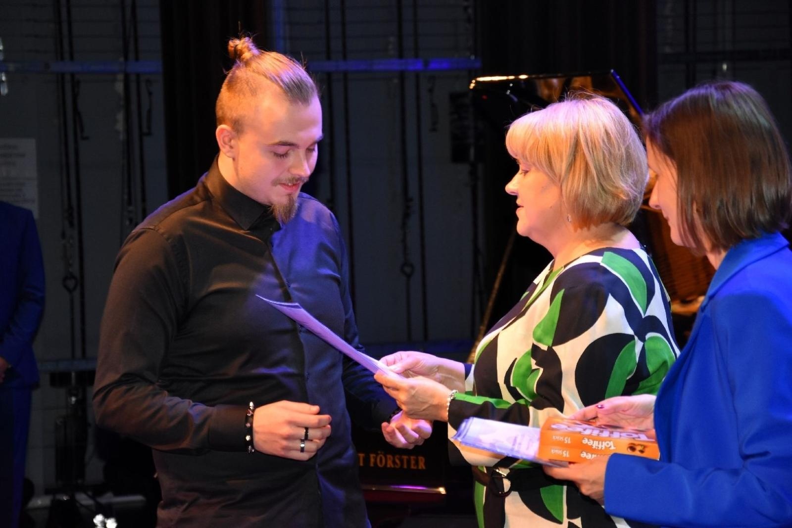 Zdjęcie w galerii na portalu naszwodzislaw.com: Maturzyści powiatowych szkół odebrali świadectwa [FOTO] wiadomości z regionu