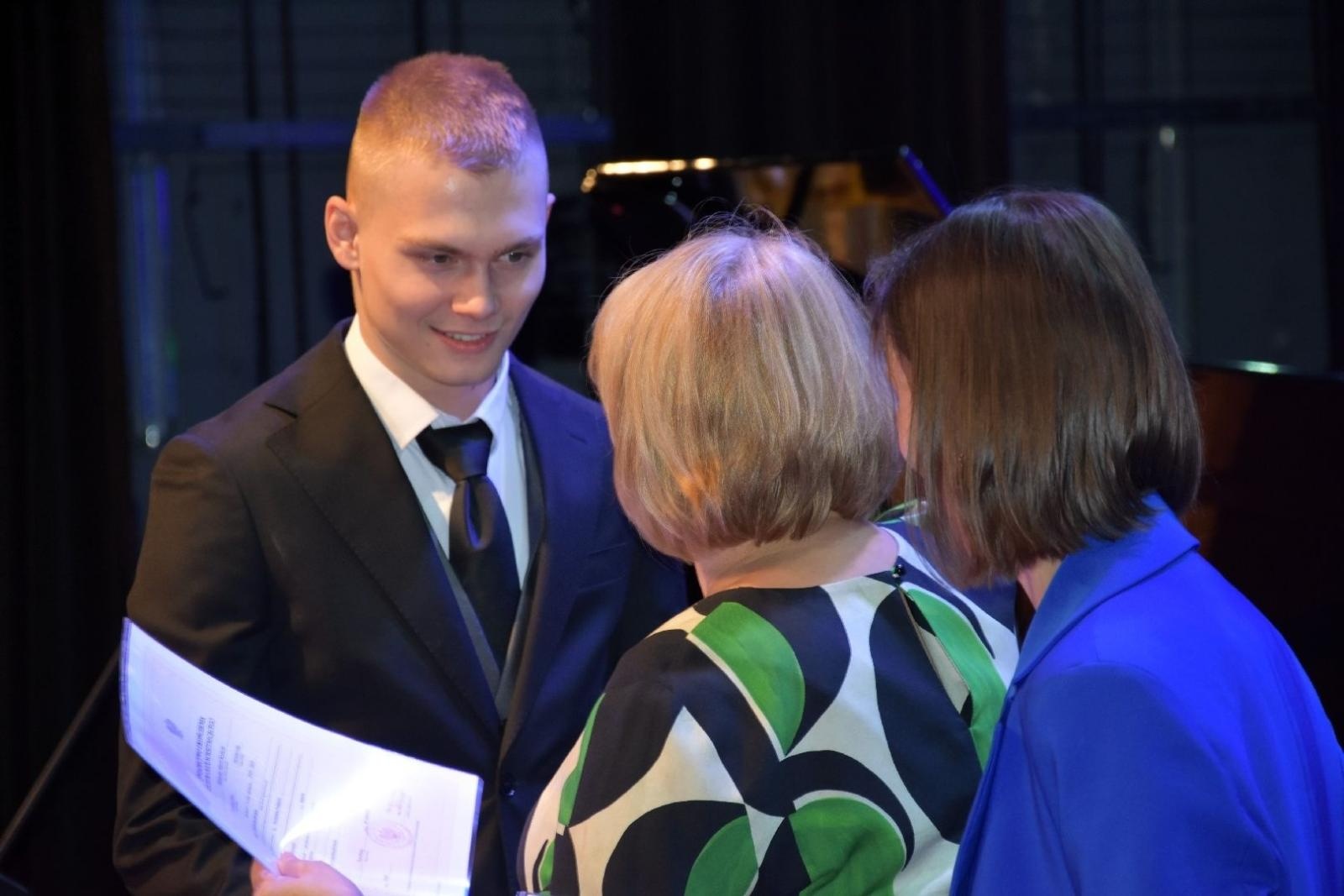 Zdjęcie w galerii na portalu naszwodzislaw.com: Maturzyści powiatowych szkół odebrali świadectwa [FOTO] wiadomości z regionu