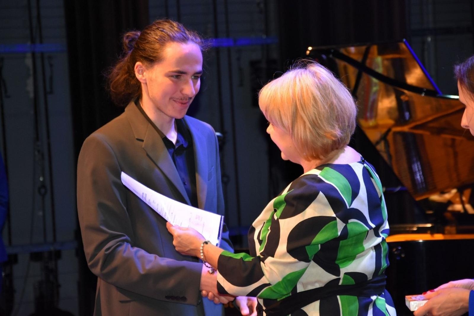 Zdjęcie w galerii na portalu naszwodzislaw.com: Maturzyści powiatowych szkół odebrali świadectwa [FOTO] wiadomości z regionu