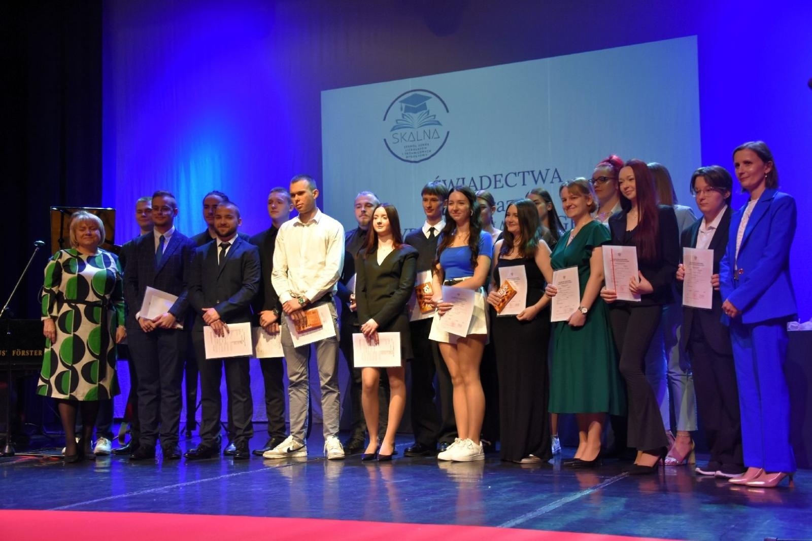 Zdjęcie w galerii na portalu naszwodzislaw.com: Maturzyści powiatowych szkół odebrali świadectwa [FOTO] wiadomości z regionu