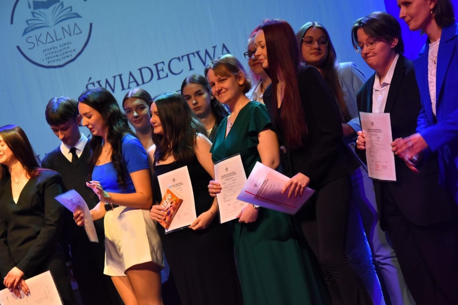 Zdjęcie w galerii na portalu naszwodzislaw.com: Maturzyści powiatowych szkół odebrali świadectwa [FOTO] wiadomości z regionu