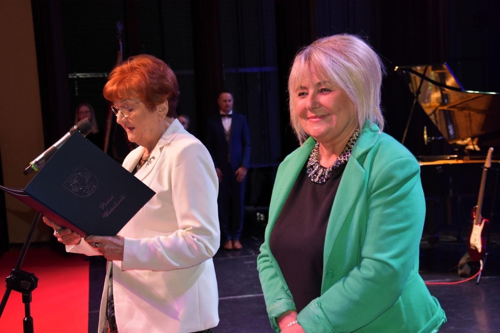 Zdjęcie w galerii na portalu naszwodzislaw.com: Maturzyści powiatowych szkół odebrali świadectwa [FOTO] wiadomości z regionu