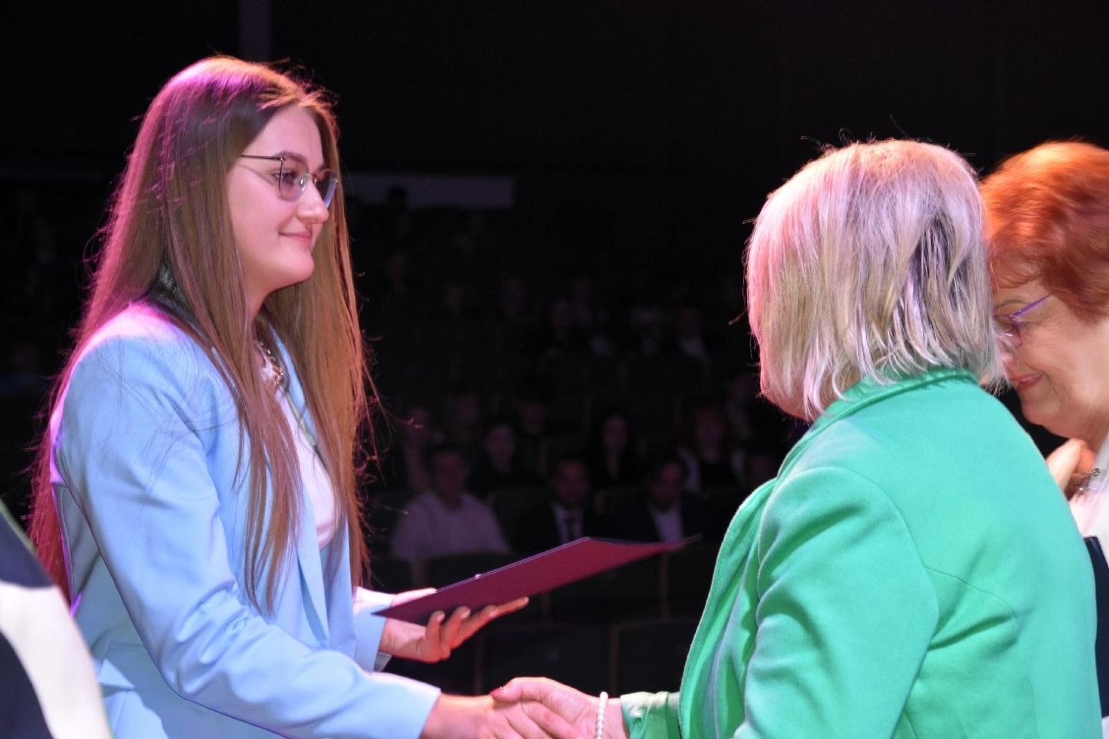 Zdjęcie w galerii na portalu naszwodzislaw.com: Maturzyści powiatowych szkół odebrali świadectwa [FOTO] wiadomości z regionu