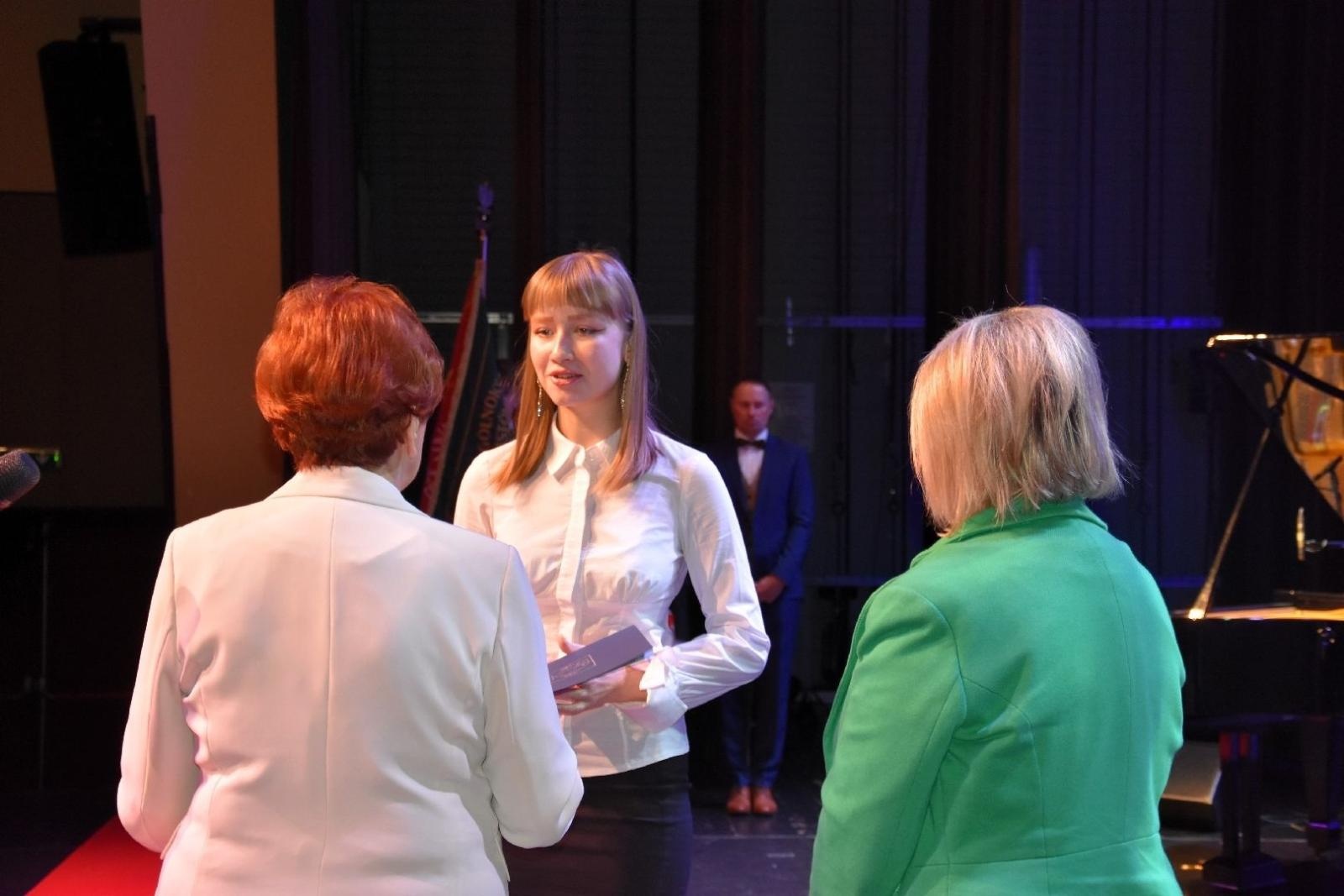 Zdjęcie w galerii na portalu naszwodzislaw.com: Maturzyści powiatowych szkół odebrali świadectwa [FOTO] wiadomości z regionu