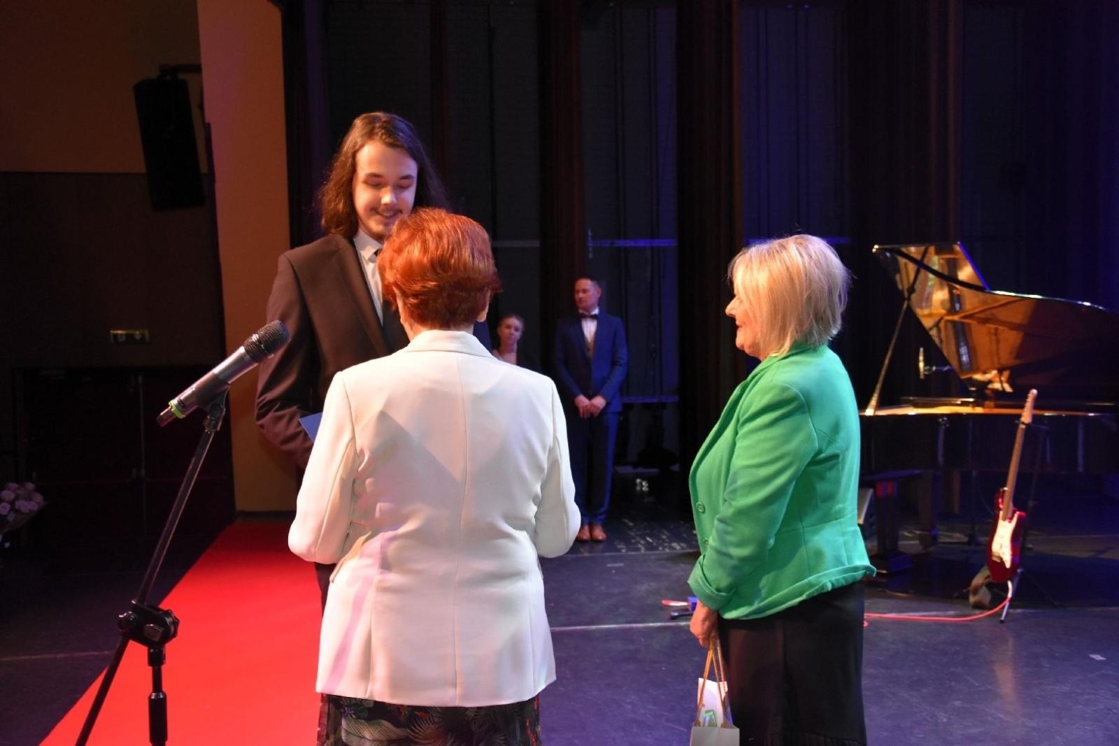 Zdjęcie w galerii na portalu naszwodzislaw.com: Maturzyści powiatowych szkół odebrali świadectwa [FOTO] wiadomości z regionu