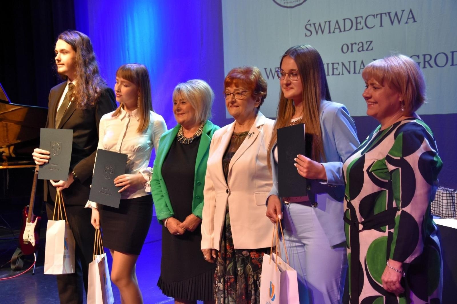 Zdjęcie w galerii na portalu naszwodzislaw.com: Maturzyści powiatowych szkół odebrali świadectwa [FOTO] wiadomości z regionu