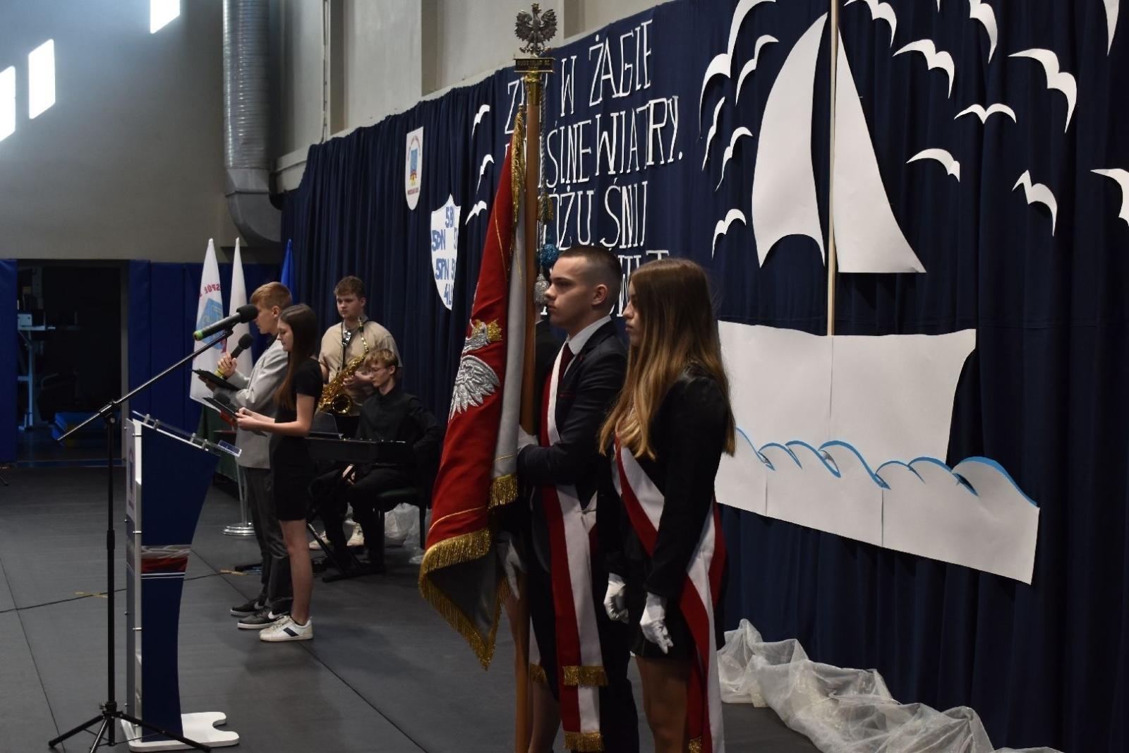 Zdjęcie w galerii na portalu naszwodzislaw.com: Maturzyści powiatowych szkół odebrali świadectwa [FOTO] wiadomości z regionu