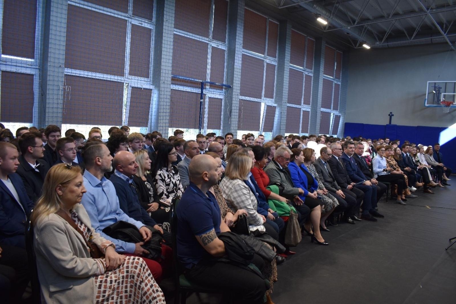 Zdjęcie w galerii na portalu naszwodzislaw.com: Maturzyści powiatowych szkół odebrali świadectwa [FOTO] wiadomości z regionu