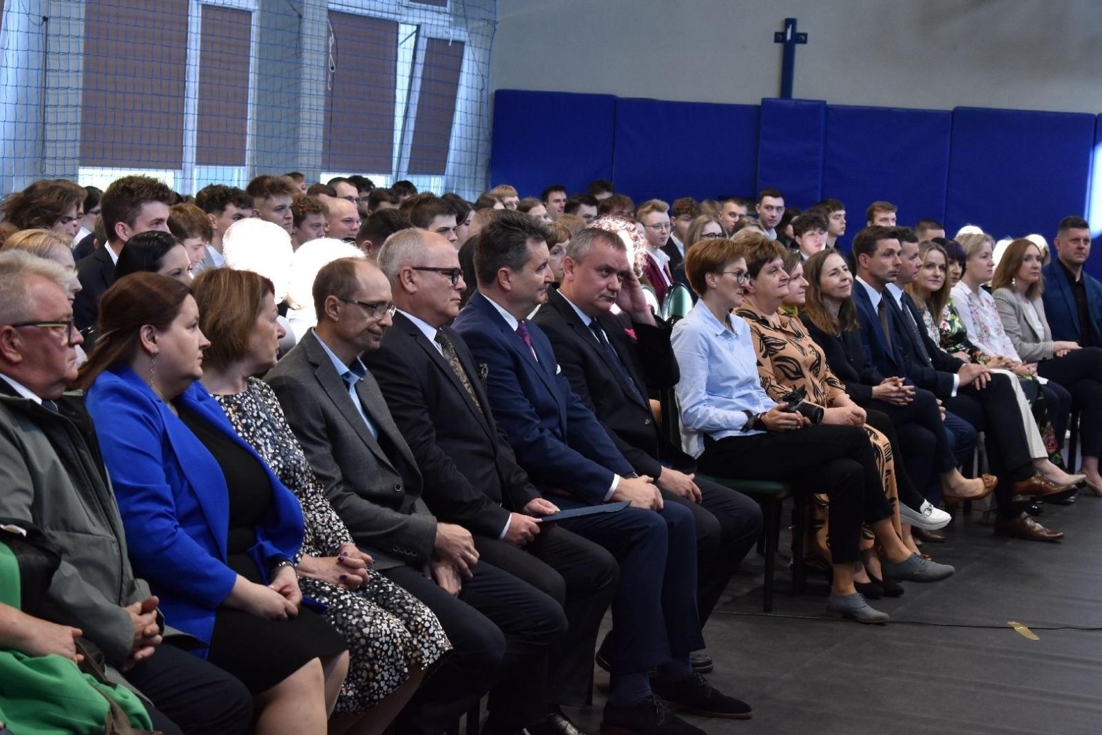 Zdjęcie w galerii na portalu naszwodzislaw.com: Maturzyści powiatowych szkół odebrali świadectwa [FOTO] wiadomości z regionu