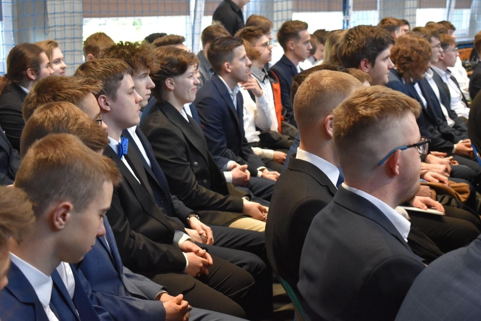 Zdjęcie w galerii na portalu naszwodzislaw.com: Maturzyści powiatowych szkół odebrali świadectwa [FOTO] wiadomości z regionu