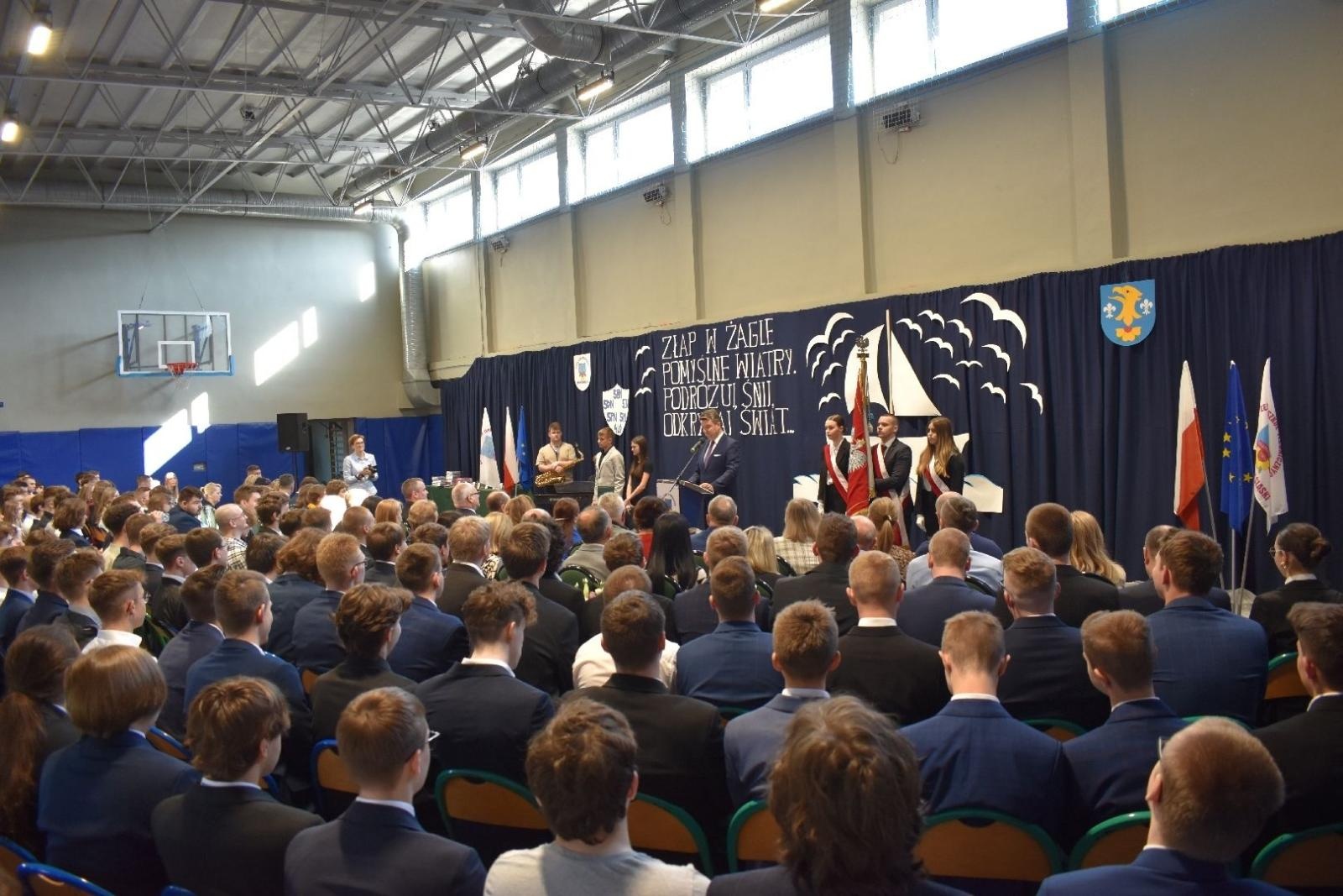 Zdjęcie w galerii na portalu naszwodzislaw.com: Maturzyści powiatowych szkół odebrali świadectwa [FOTO] wiadomości z regionu