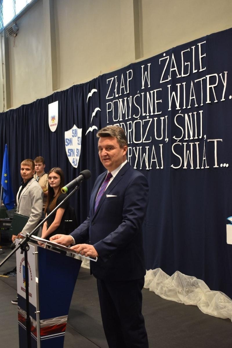 Zdjęcie w galerii na portalu naszwodzislaw.com: Maturzyści powiatowych szkół odebrali świadectwa [FOTO] wiadomości z regionu