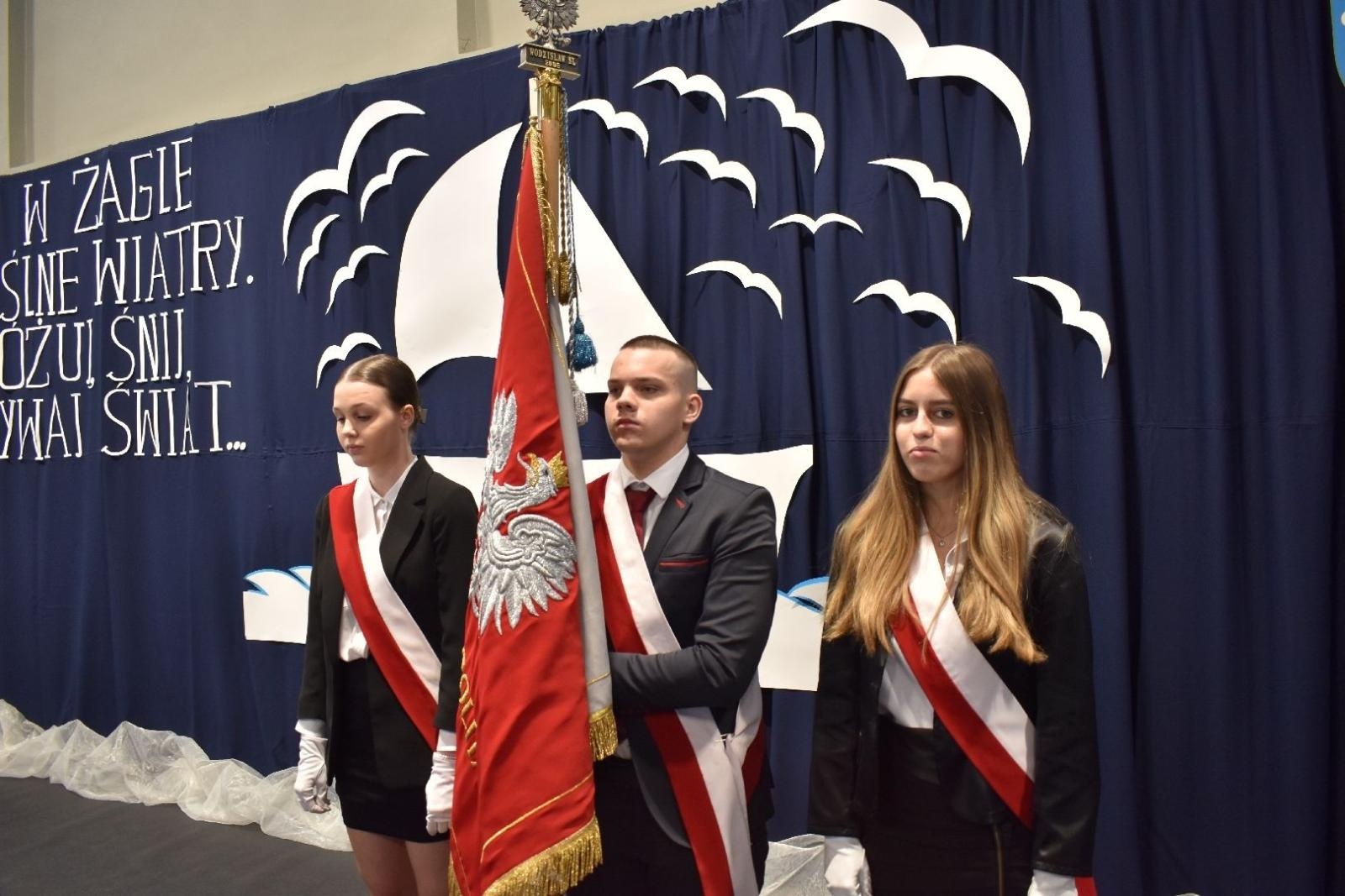 Zdjęcie w galerii na portalu naszwodzislaw.com: Maturzyści powiatowych szkół odebrali świadectwa [FOTO] wiadomości z regionu