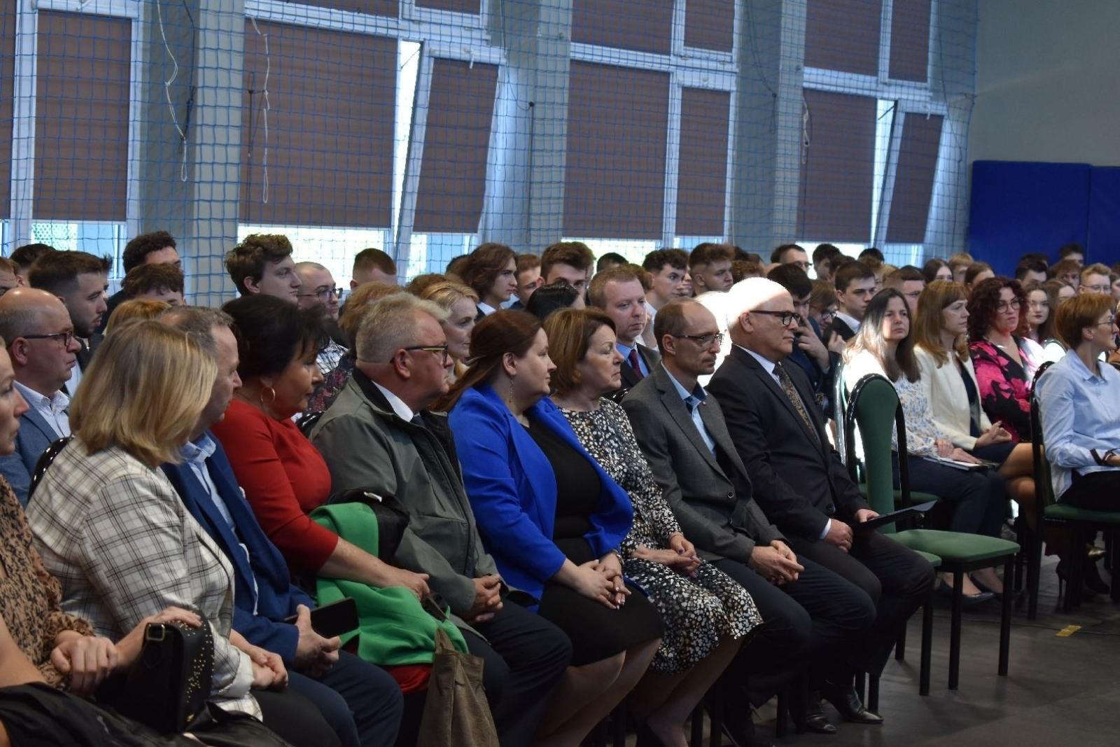 Zdjęcie w galerii na portalu naszwodzislaw.com: Maturzyści powiatowych szkół odebrali świadectwa [FOTO] wiadomości z regionu