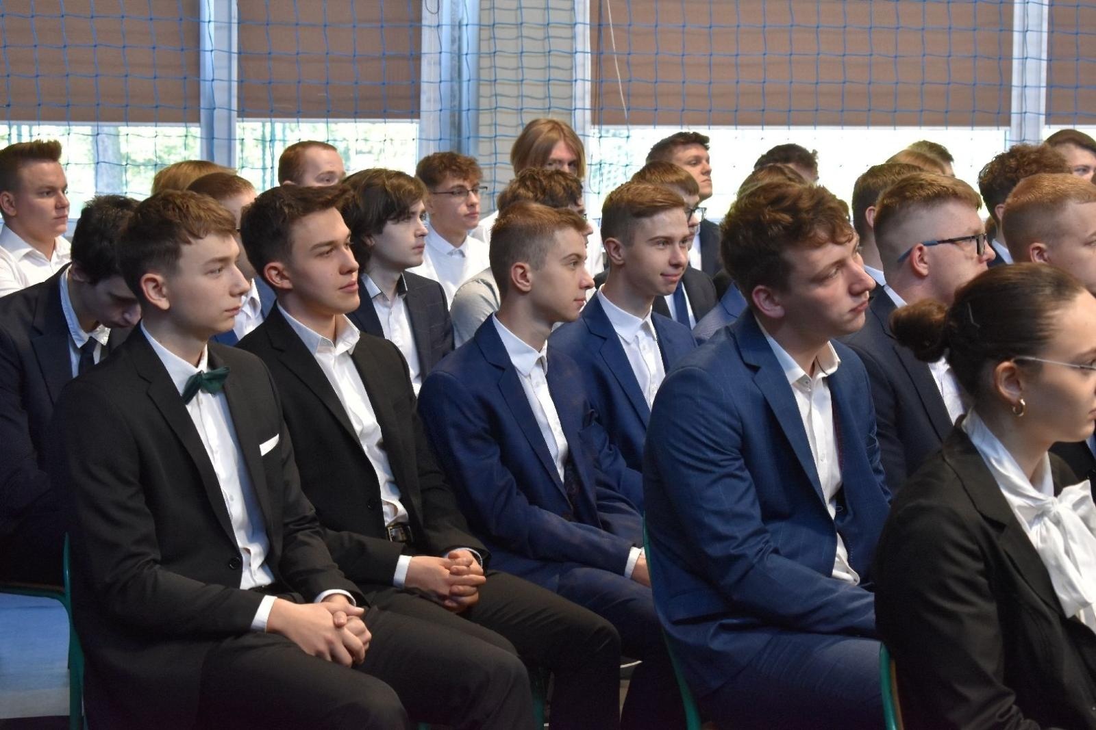 Zdjęcie w galerii na portalu naszwodzislaw.com: Maturzyści powiatowych szkół odebrali świadectwa [FOTO] wiadomości z regionu