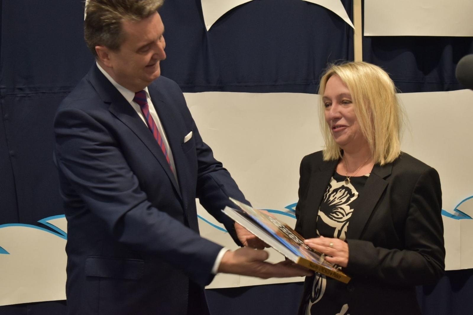 Zdjęcie w galerii na portalu naszwodzislaw.com: Maturzyści powiatowych szkół odebrali świadectwa [FOTO] wiadomości z regionu