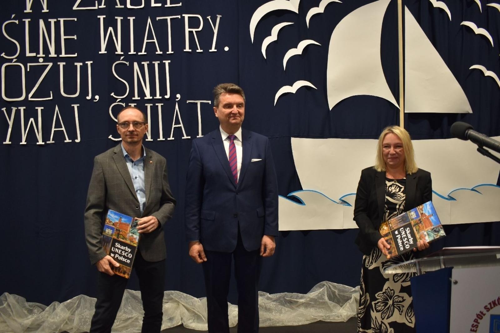 Zdjęcie w galerii na portalu naszwodzislaw.com: Maturzyści powiatowych szkół odebrali świadectwa [FOTO] wiadomości z regionu