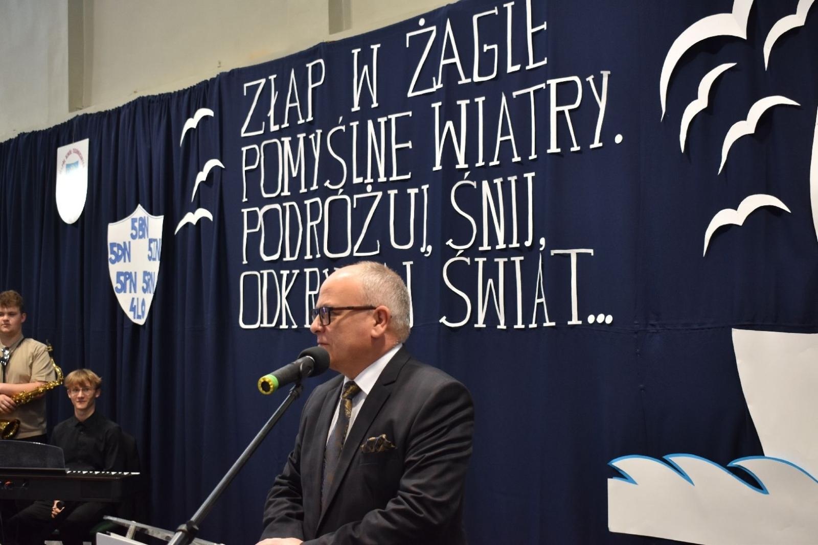 Zdjęcie w galerii na portalu naszwodzislaw.com: Maturzyści powiatowych szkół odebrali świadectwa [FOTO] wiadomości z regionu