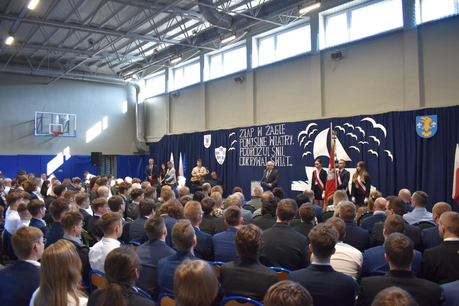 Zdjęcie w galerii na portalu naszwodzislaw.com: Maturzyści powiatowych szkół odebrali świadectwa [FOTO] wiadomości z regionu