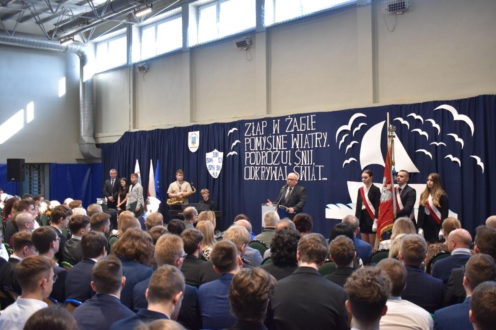 Zdjęcie w galerii na portalu naszwodzislaw.com: Maturzyści powiatowych szkół odebrali świadectwa [FOTO] wiadomości z regionu