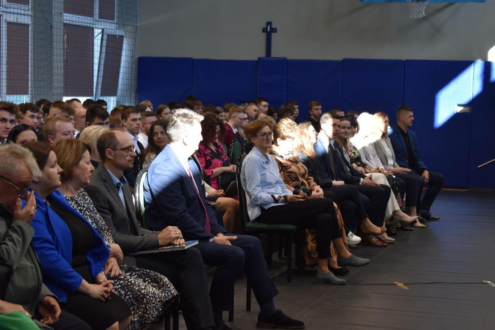 Zdjęcie w galerii na portalu naszwodzislaw.com: Maturzyści powiatowych szkół odebrali świadectwa [FOTO] wiadomości z regionu